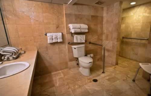 doubletree-hilton-grand-hotel-biscayne-bay-handicap-bath-room