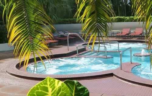 doubletree-hilton-grand-hotel-biscayne-bay-whirlpool-jaccuzzi