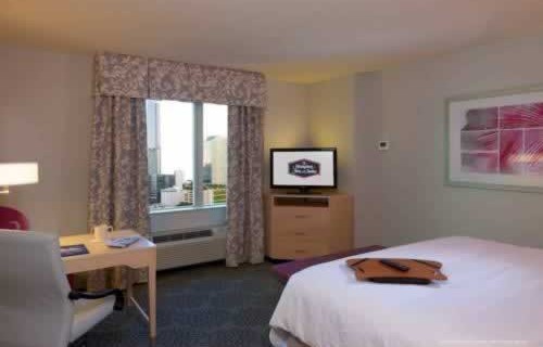 hampton-inn-suites-downtown-miami-brickell-bedroom